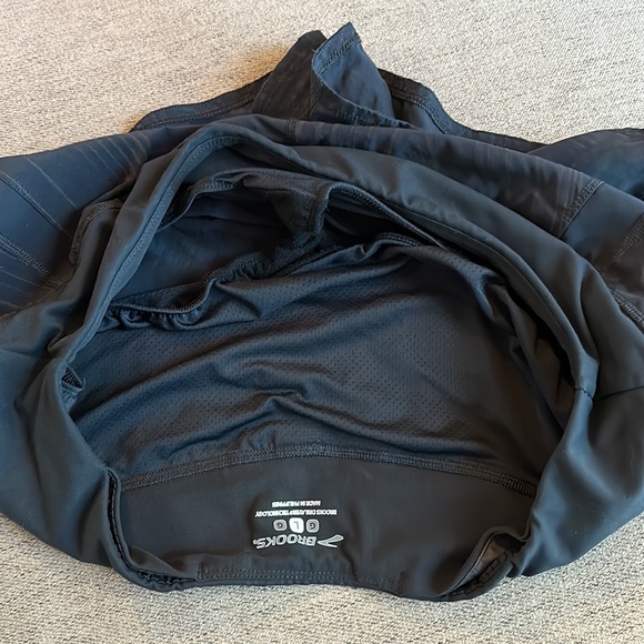Reflective running shorts with liner and two small pockets. Great condition!! - Picture 5 of 7